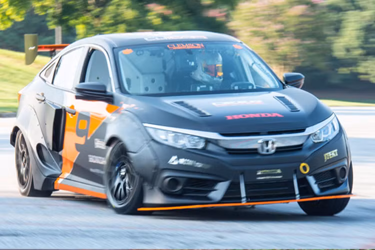 Hệ thống xử lý sau xả nhằm làm giảm lượng khí thải, một hệ thống treo bán tích cực thích nghi với từng dạng địa hình khác nhau cũng do chính nhóm sinh viên này thiết kế nên.