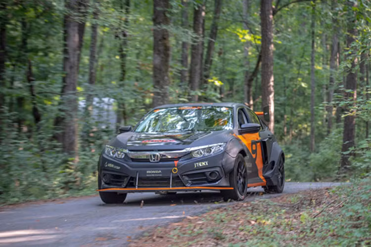 Hệ dẫn động bốn bánh sẽ giúp xe vào vua êm hơn, trong khi hệ thống phanh tái tạo năng lượng cải thiện khả năng tiết kiệm nhiên liệu 30%.