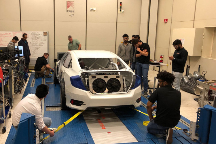 Để thực hiện dự án này, các sinh viên đã huy động một nhóm gồm 19 người làm việc trong vòng 2 năm tại trung tâm quốc tế của trường đại học Clemson chuyên về nghiên cứu ôtô.