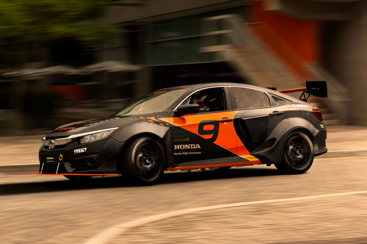 Theo chia sẻ, ầu sau của xe được truyền sức mạnh từ động cơ 4 xy-lanh tăng áp, dung tích 2.0L. Trong khi cầu trước được truyền sức mạnh từ một mô-tơ điện.