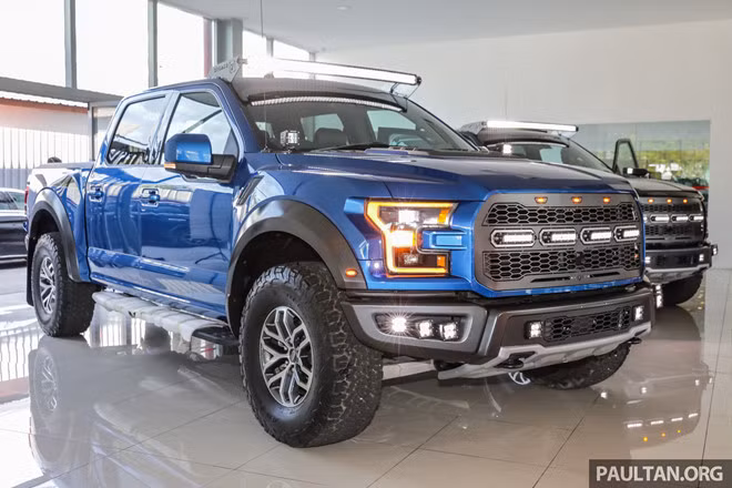 Mẫu siêu bán tải Ford F-150 Raptor chính thức được bán tại Malaysia với giá 788.000 RM (khoảng 4,4 tỷ đồng). Đáng chú ý, xe được bán dưới tên gọi Sutton Monster Raptor, ngoài việc được đổi tên và thay đổi chút ít về ngoại hình, mẫu xe thực chất vẫn sử dụng nền tảng F-150 Raptor.