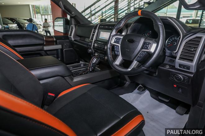 Các công nghệ đi kèm như hệ thống cảnh báo điểm mù (BLIS) với báo hiệu phương tiện cắt ngang, mã khóa số SecuriCode và hệ thống quản lý địa hình. Hệ thống thông tin giải trí với màn hình 8 inch, camera 360 độ và điều hòa tự động hai vùng.