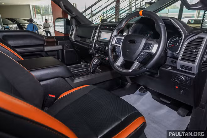 Các công nghệ đi kèm như hệ thống cảnh báo điểm mù (BLIS) với báo hiệu phương tiện cắt ngang, mã khóa số SecuriCode và hệ thống quản lý địa hình. Hệ thống thông tin giải trí với màn hình 8 inch, camera 360 độ và điều hòa tự động hai vùng.