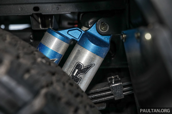 Hệ dẫn động của xe bao gồm khóa điện tử vi sai cầu sau, vi sai cầu trước Torsen và bộ cản trước Fox Racing Shox dày 3 inch.