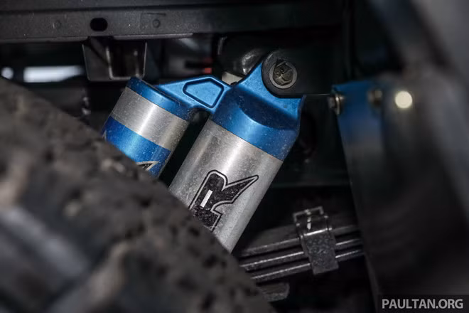 Hệ dẫn động của xe bao gồm khóa điện tử vi sai cầu sau, vi sai cầu trước Torsen và bộ cản trước Fox Racing Shox dày 3 inch.