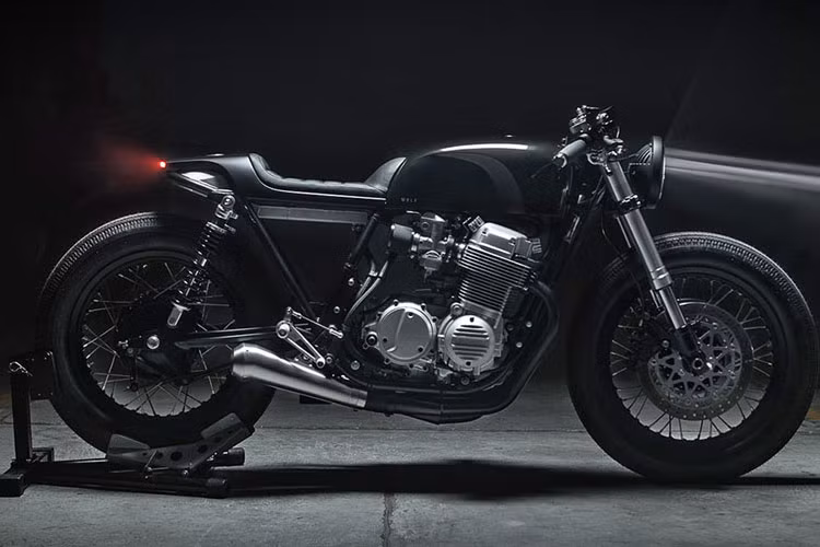 Theo chia sẻ của các thợ độ, bản độ đặc biệt này đã tiêu tốn khá nhiều thời gian và lý do khiến họ chọn nguyên bản Honda CB750 K7 là vì khách yêu cầu độ lại muốn có một chiếc xe được sản xuất cùng năm sinh với mình. Và... chiếc K7 là dòng SOHC cuối cùng nên được đánh giá cao nhất.