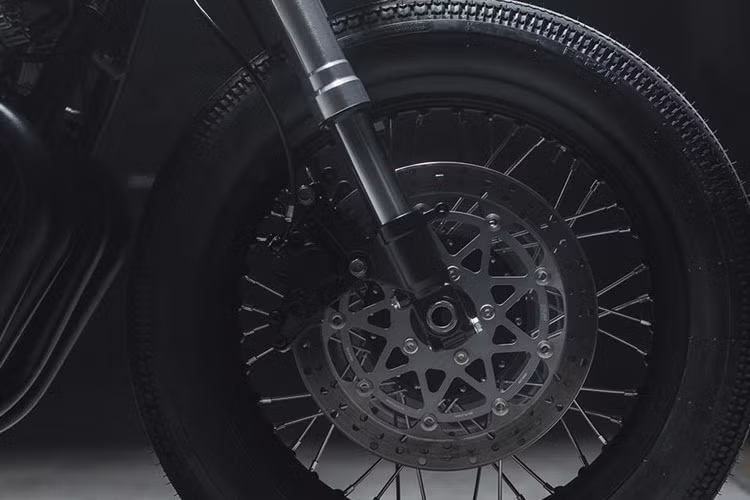 Bộ phanh đùm phía sau đã được thay mới. Thắng đĩa trước được nâng cấp bằng phụ tùng của Nissin và xylanh Accossato.