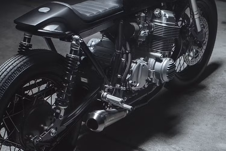 Hệ thống xả cũng được áp dụng phong cách đơn điệu với bộ cổ kết cấu 4-1 sơn đen cùng lon pô Spark màu inox.