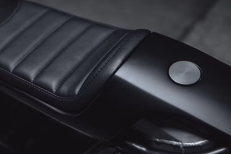 Cụm đuôi là nơi để cacte nhớt bằng nhôm và dải LED đèn hậu.