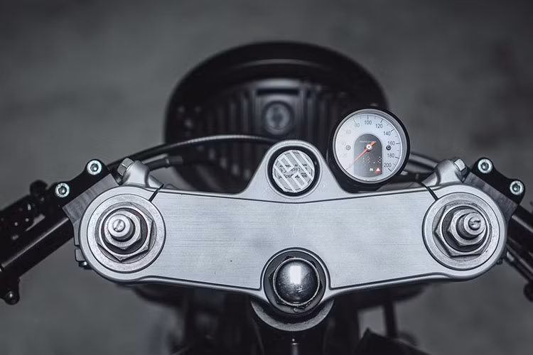 Đầu xe là nơi có nhiều linh kiện được thay mới nhất. Đó là linh kiện của Motogadget như công tắc, đồng hồ, đèn xi nhan và chìa khóa thông minh. Ghi đông dạng clip on đi cùng bọc tay lái Biltwell.