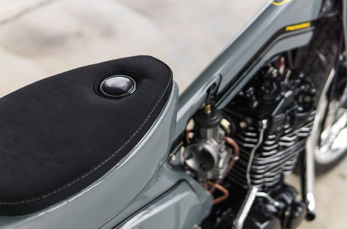 Nắp bình nhiên liệu được thiết kế khá chìm ngay trên yên xe.