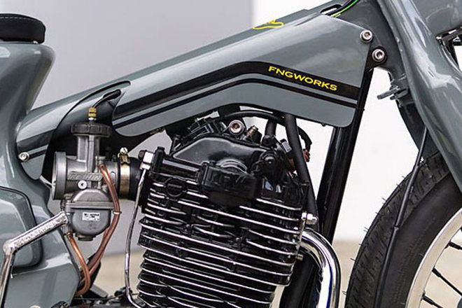 Tuy nhiên, vì thay thế động cơ nên cần một khung gầm và các trụ đỡ của động cơ mạnh mẽ và cao hơn trước.