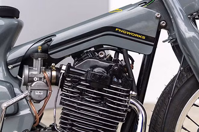 Tuy nhiên, vì thay thế động cơ nên cần một khung gầm và các trụ đỡ của động cơ mạnh mẽ và cao hơn trước.