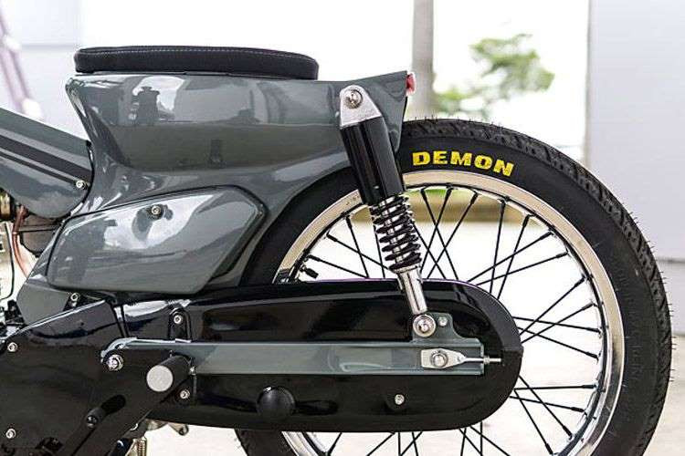 Irwaan cố ý không thực hiện những sửa đổi đối với bình nhiên liệu vì muốn duy trì khung C70 tiêu chuẩn.