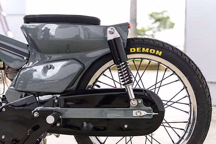 Irwaan cố ý không thực hiện những sửa đổi đối với bình nhiên liệu vì muốn duy trì khung C70 tiêu chuẩn.