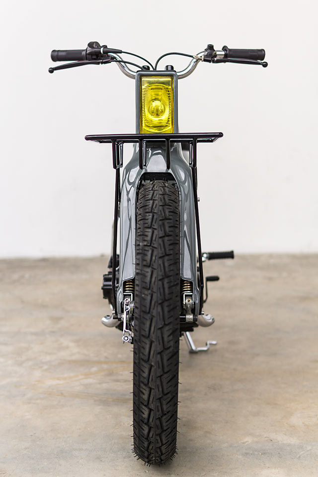 Đèn pha tròn phía trước được đại tu bằng đèn pha hộp màu vàng, tay lái không có vỏ bọc.