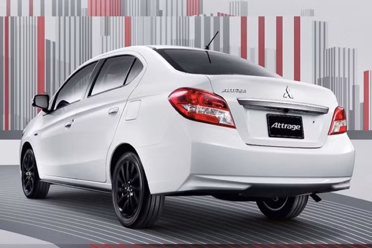 Cụm đèn hậu tinh chỉnh phía sau, thanh cản va cũng được cắt gọt lại.