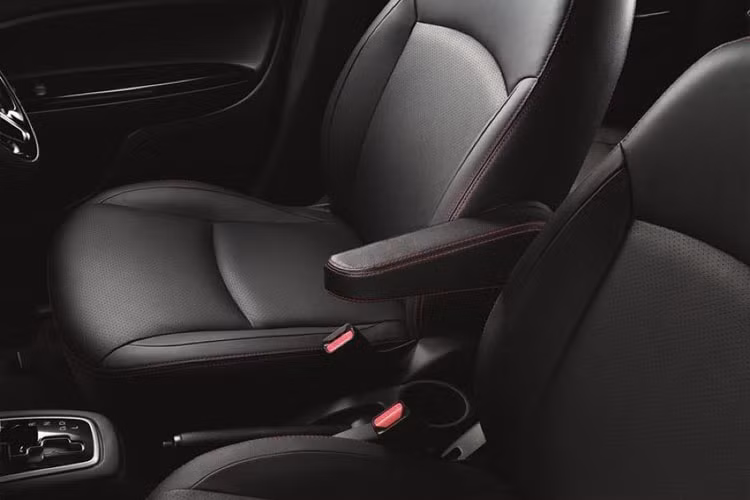 Da đen kết hợp chỉ khâu màu đỏ tương phản, xe cũng có bệ tì tay cho ghế lái. Về tính năng an toàn, Mitsubishi trang bị cho Attrage 2019 khá nhiều tính năng hỗ trợ lái, như hệ thống giảm thiểu va chạm phía trước, giảm thiểu nhầm chân ga với cảm biến radar, kiểm soát lực bám đường, hỗ trợ khởi hành ngang dốc, chống bó cứng phanh ABS, phân bổ lực phanh điện tử, hỗ trợ phanh khẩn cấp, cân bằng điện tử và 2 túi khí trước.