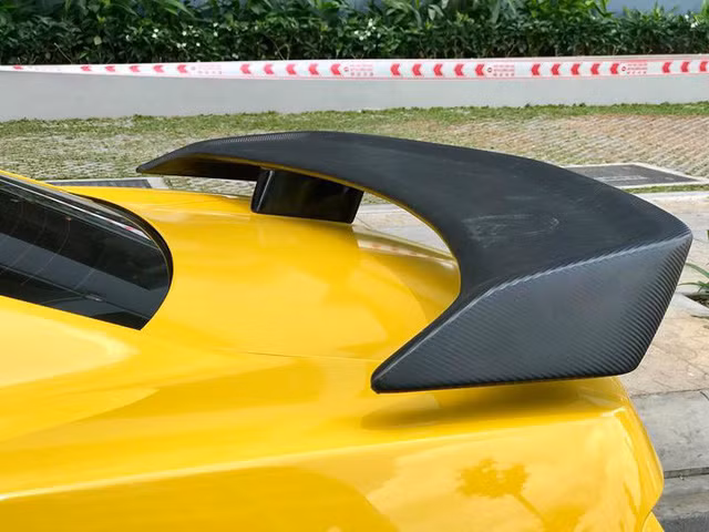 Cánh gió thiết kế dạng siêu xe thể thao.