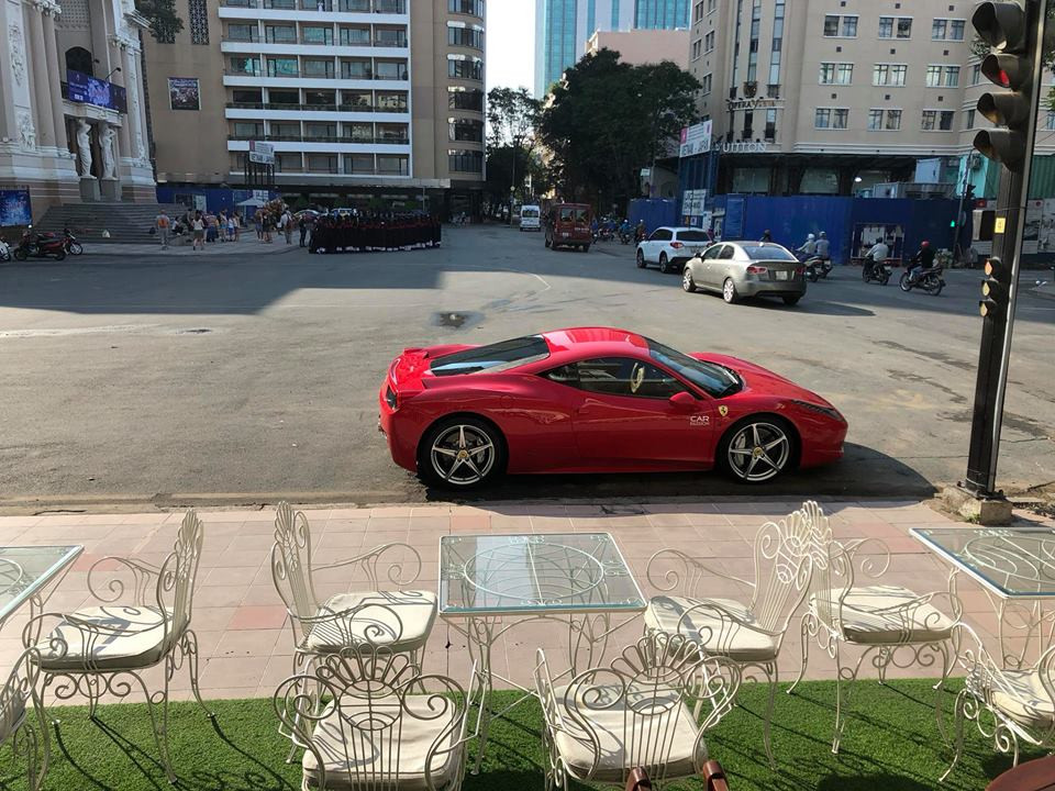 Ferrari 458 Italia sử dụng động cơ V8, dung tích 4,5 lít, sản sinh công suất tối đa 562 mã lực và mô-men xoắn cực đại 540 Nm. Siêu xe này chỉ mất khoảng 3,4 giây để tăng tốc lên 100 km/h từ vị trí xuất phát trước khi đạt tốc độ tối đa 320 km/h.