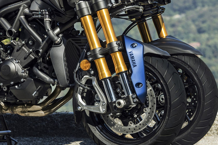 Dàn chân khủng có thể đáp ứng mọi địa hình hiểm trở. Xe sử dụng cặp bánh trước 15 inch và bánh sau 17 inch.