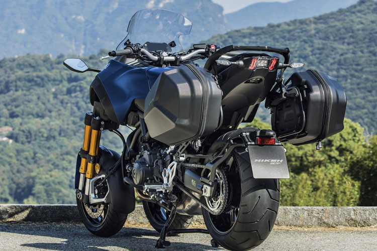 Xe cũng được trang bị cặp thùng hông bằng nhựa ABS dung tích 25L với hệ thống giá đỡ được tích hợp sẵn cho người dùng để chở đồ đạc..