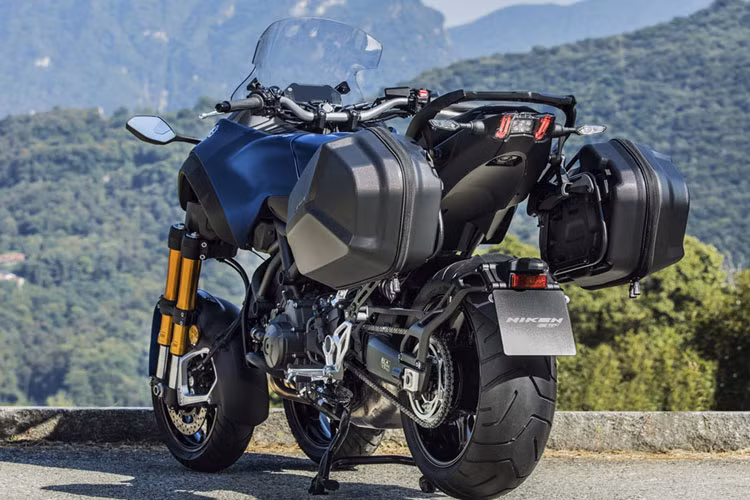 Xe cũng được trang bị cặp thùng hông bằng nhựa ABS dung tích 25L với hệ thống giá đỡ được tích hợp sẵn cho người dùng để chở đồ đạc..