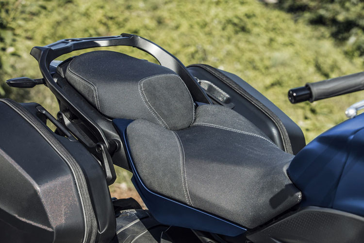 Yên xe cũng được nâng cấp phần đệm để mang đến sự êm ái hơn cho cả người lái lẫn hành lý cồng kềnh mang theo.