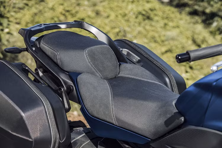 Yên xe cũng được nâng cấp phần đệm để mang đến sự êm ái hơn cho cả người lái lẫn hành lý cồng kềnh mang theo.