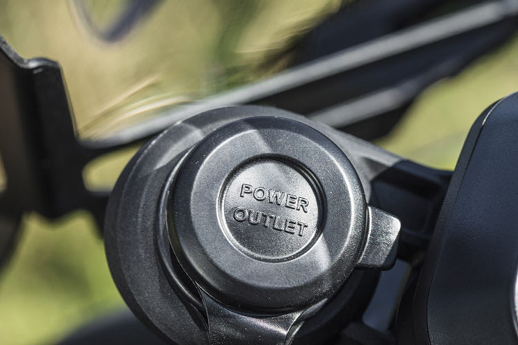 Ổ điện DC 12V và tay lái sưởi ấm cũng đã được lắp sẵn trên Niken GT để phục vụ cho những chuyến đi vượt qua vùng khí hậu khắc nghiệt.