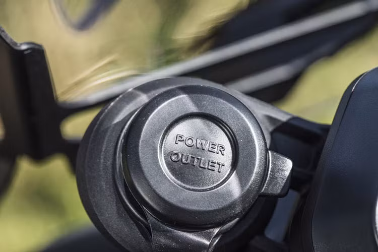 Ổ điện DC 12V và tay lái sưởi ấm cũng đã được lắp sẵn trên Niken GT để phục vụ cho những chuyến đi vượt qua vùng khí hậu khắc nghiệt.