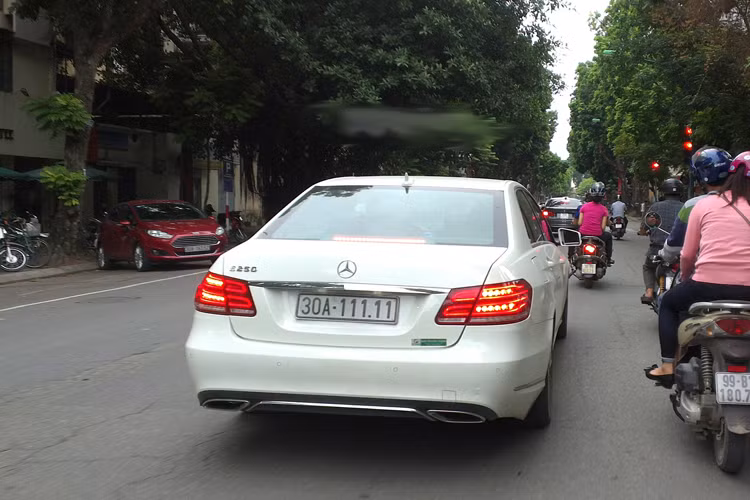 Biển số được cho là đẹp nhất của đầu 1 đã thuộc về mẫu sedan hạng sang trung đến từ thương hiệu xe Đức Mercedes E250.