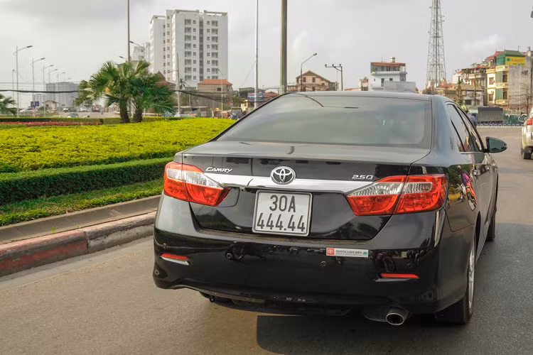 Toyota Camry 2.5Q thu hút ánh nhìn hơn với biển ngũ quý 4.