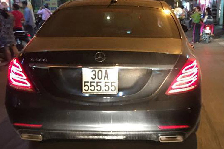 Mercedes S500 ngũ quý 5 cũng thuộc dạng hàng hiếm ở Hà Nội.