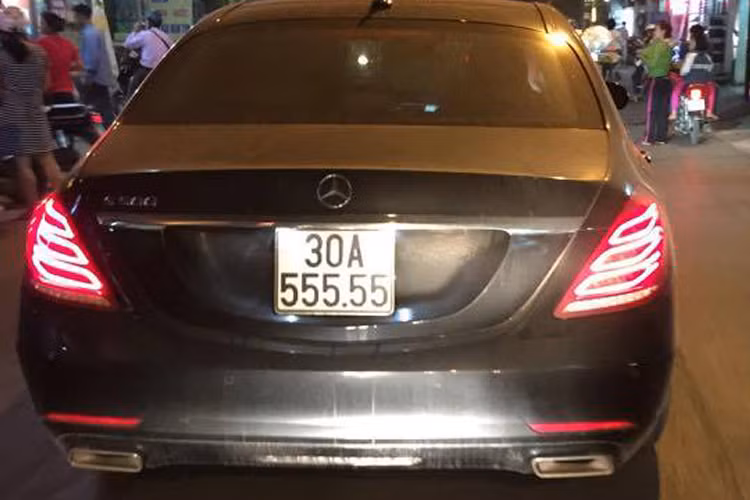 Mercedes S500 ngũ quý 5 cũng thuộc dạng hàng hiếm ở Hà Nội.