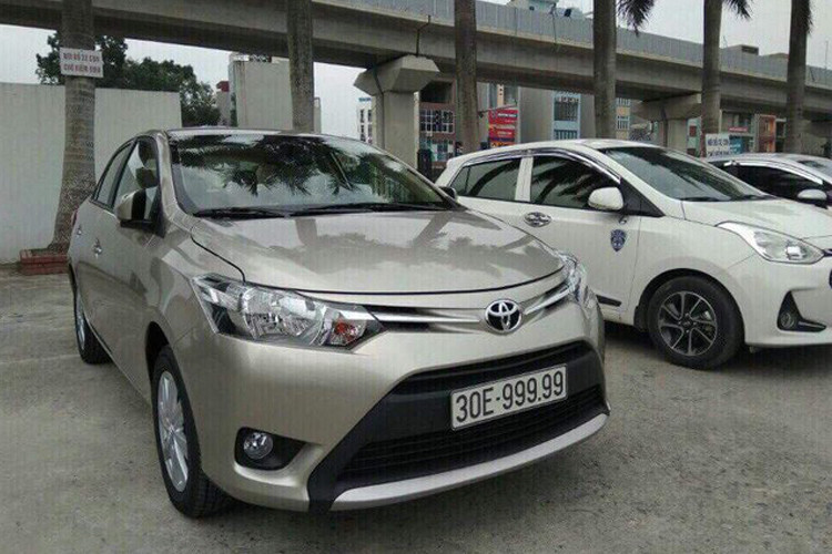 Trước đó, trên mạng xã hội Facebook, hình ảnh chiếc Toyota Vios biển siêu đẹp 30E-999.99 được lan truyền với tốc độ chóng mặt. Cũng theo quan niệm, việc sở hữu cả 5 số 9 trong biển số của mình càng thể hiện sự nghiệp công danh của chủ nhân chiếc xe luôn luôn được bền chặt và thêm phần thăng tiến trong tương lai.
