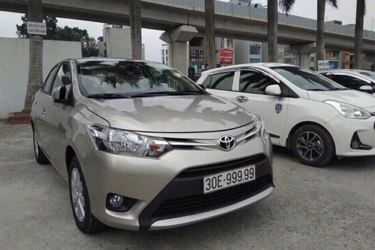 Trước đó, trên mạng xã hội Facebook, hình ảnh chiếc Toyota Vios biển siêu đẹp 30E-999.99 được lan truyền với tốc độ chóng mặt. Cũng theo quan niệm, việc sở hữu cả 5 số 9 trong biển số của mình càng thể hiện sự nghiệp công danh của chủ nhân chiếc xe luôn luôn được bền chặt và thêm phần thăng tiến trong tương lai.