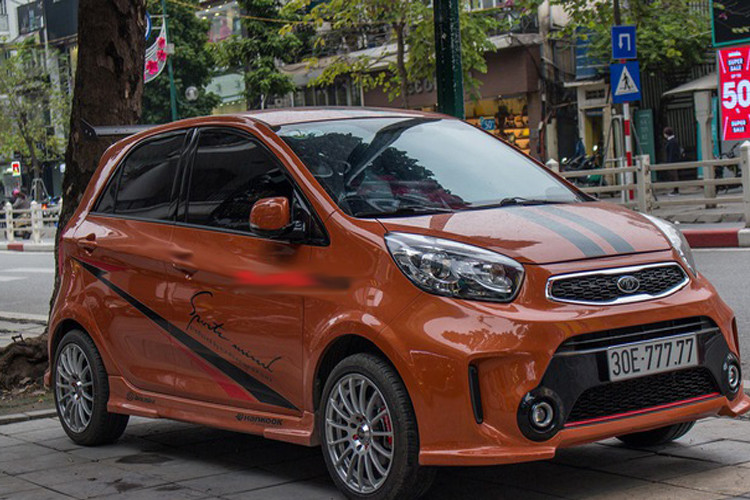 Chiếc Kia Morning này là một trong những chiếc ôtô biển ngũ quý siêu đẹp từng làm xôn xao dư luận. Được biết chiếc Kia Morning biển ngũ quý 7 này thuộc sở hữu của một tay dân chơi buôn đồ xa xỉ ở Hà Nội.