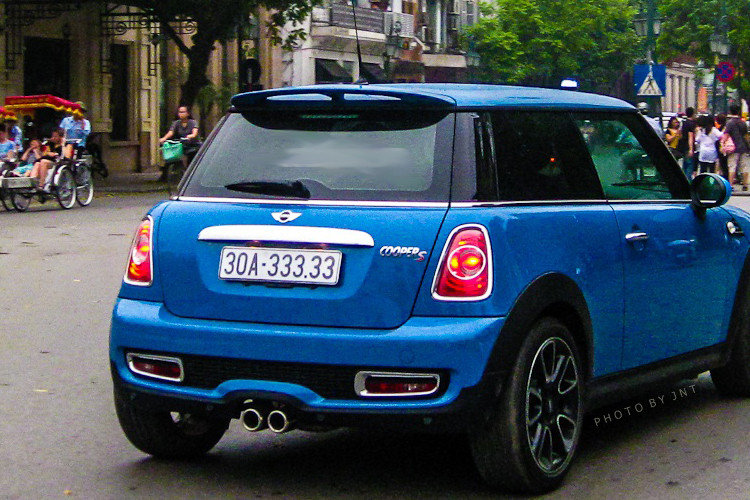 Chiếc xe sang cỡ nhỏ MINI Cooper S đời 2012 mang biển ngũ quý 3 hàng hiếm. Theo quan niệm của giới chơi xe, biển số xe mang ngũ quý 3 thường đem lại sự ổn định vững chắc, may mắn và niềm vui cho chủ xe. Chính vì thế, để sở hữu biển mang dãy số này chắc hẳn chủ nhân nó phải chịu chi một số tiền không hề nhỏ.