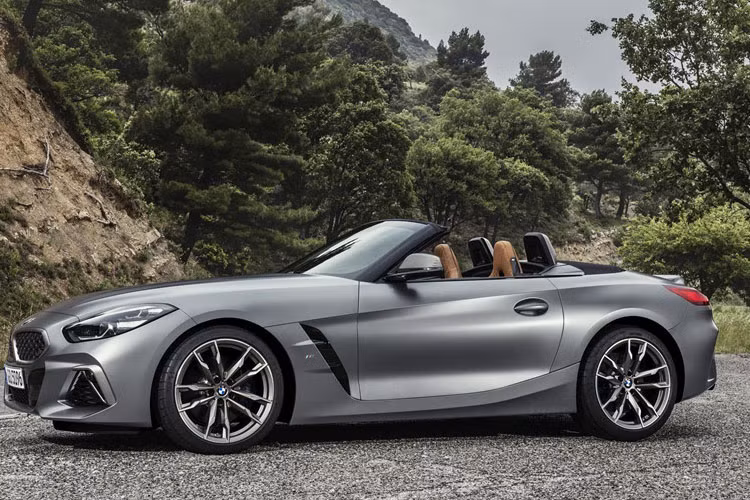 Về cơ bản ba biến thể của BMW Z4 Roadster 2019 đều không khác nhau nhiều về thiết kế ngoại thất cũng như những trang bị nội thất bên trong.