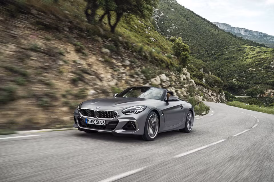 Phiên bản sDrive30i vẫn sử dụng động cơ TwinPower 4 xy-lanh 2.0L nhưng được tinh chỉnh để đạt công suất 255 mã lực tại 5.000-6.000 vòng/phút và mô-men xoắn cực đại 400 Nm tại 1.550-4.400 vòng/phút.