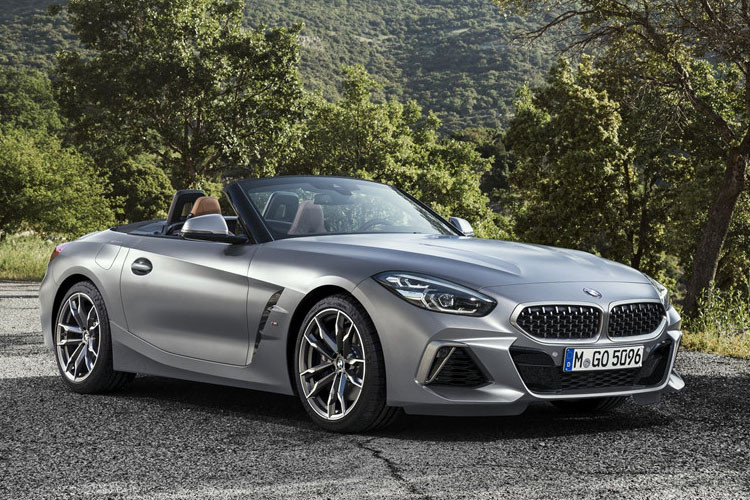 Về thiết kế, BMW Z4 Roadster 2019 lấy cảm hứng trực tiếp từ phiên bản Z4 Concept ra mắt năm 2017. Đáng chú nhất là phần lưới tản nhiệt hình bầu dục đặc trưng của BMW được thiết kế thấp và hẹp hơn đi kèm các chi tiết mạ chrome sáng bóng.