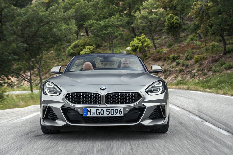 Theo đó, các biến thể của dòng xe mui trần BMW Z4 Roadster 2019 gồm có sDrive20i, sDrive30i và M40i. Theo kế hoạch ba biến thể này sẽ chính thức lần lượt được bán ra từ tháng 3/2019 trở đi.