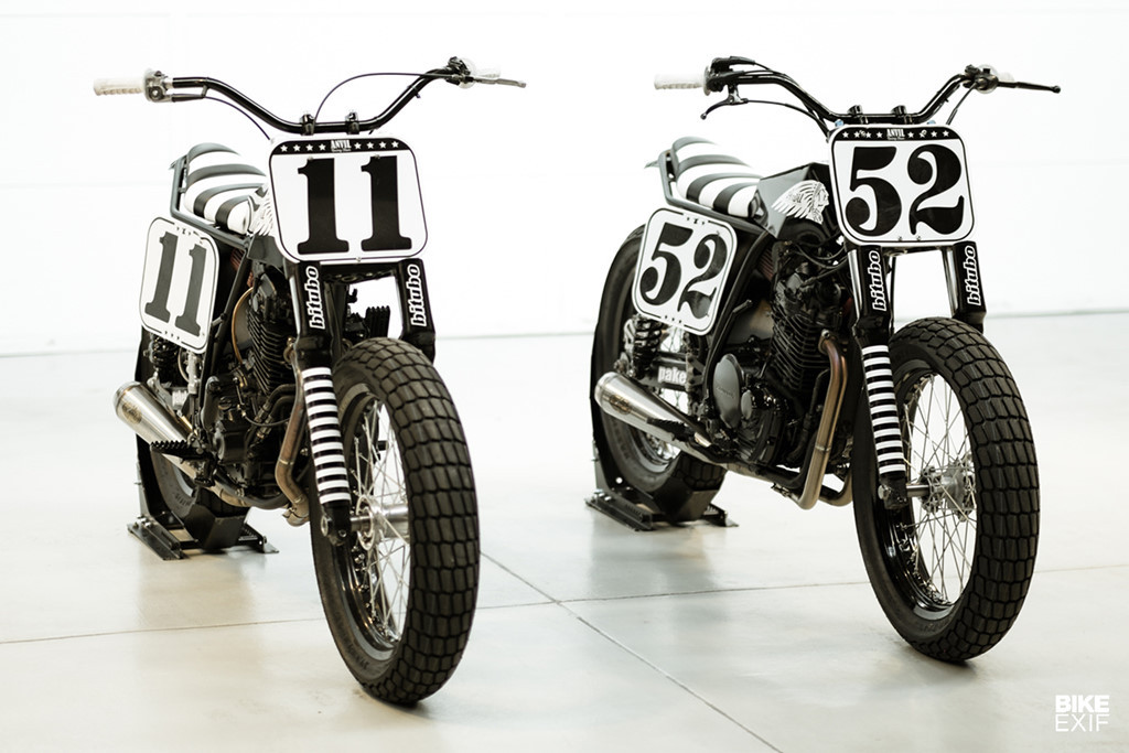 Hai bản độ được đánh số trên xe 11 và 52 tương đồng màu với ngoại thất xe nhìn rất ấn tượng.