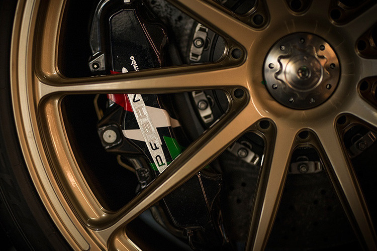 Nét hoài cổ được thể hiện trên lazăng khi được khoác lên chiếc áo màu vàng đồng.