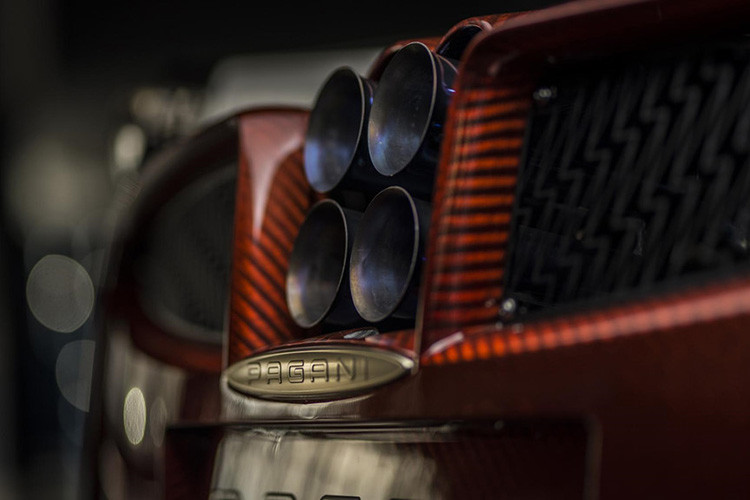 Trước khi đạt vận tốc tối đa 383km/h, siêu phẩm triệu đô Pagani Huayra Lampo có thể tăng tốc từ 0 – 100km/h chỉ trong 2,8 giây.