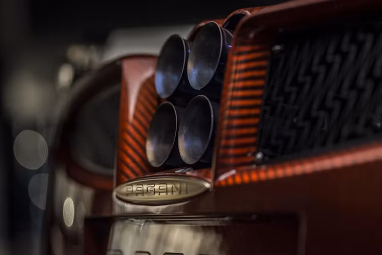 Trước khi đạt vận tốc tối đa 383km/h, siêu phẩm triệu đô Pagani Huayra Lampo có thể tăng tốc từ 0 – 100km/h chỉ trong 2,8 giây.