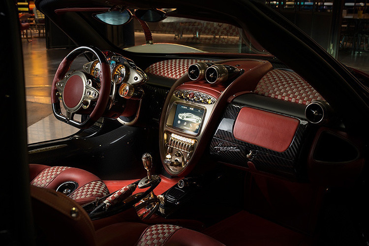 Trong Cabin cũng được làm từ nhôm điện phân và sợi carbon.