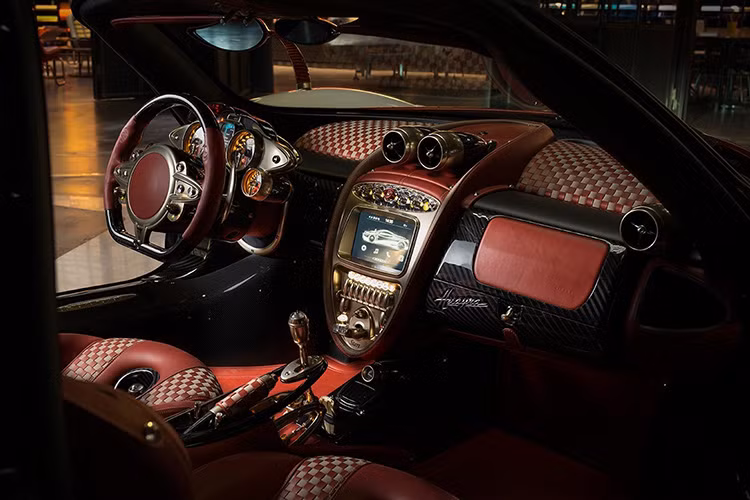 Trong Cabin cũng được làm từ nhôm điện phân và sợi carbon.