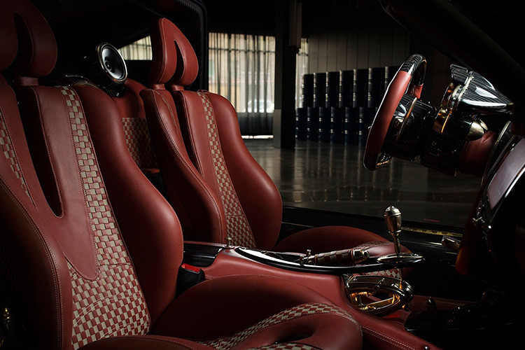 Nội thất xe được làm bằng da màu nâu rất tinh xảo bởi bàn tay của thợ thủ công ở Thành Turin.